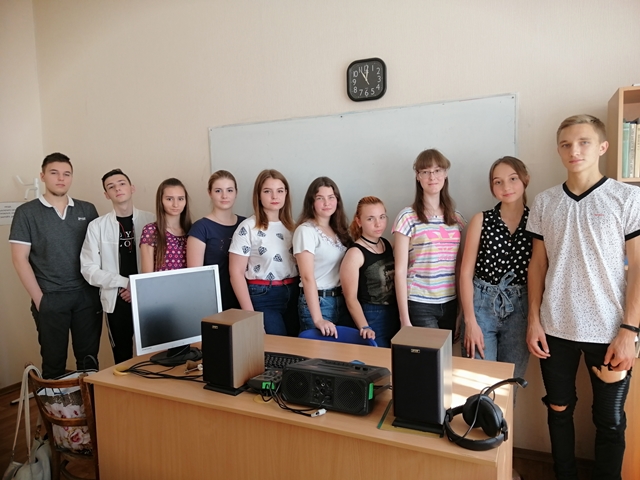 image gruppa_u_stola_1.jpg