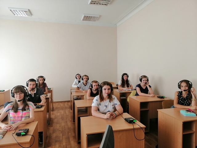image gruppa_za_stolami_2.jpg
